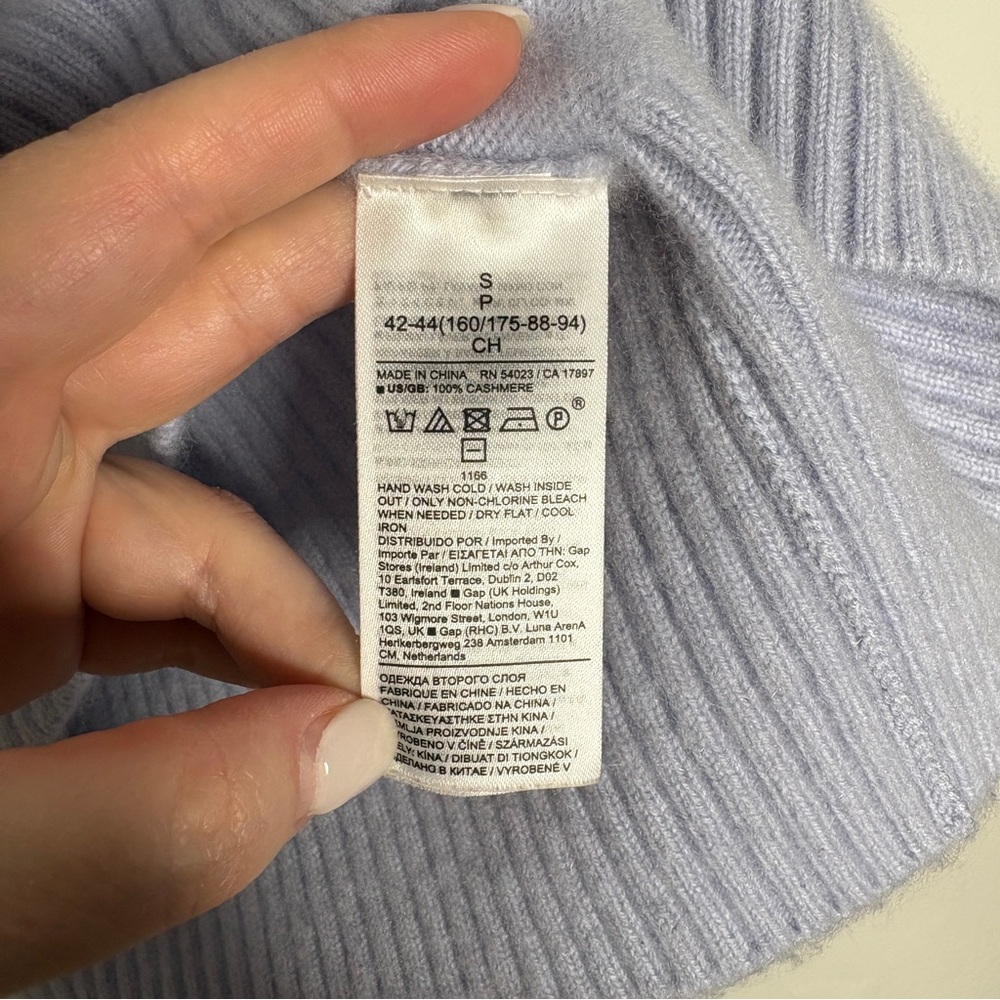 Banana Republic Light Gray V-Neck Sweater - Picture 4 of 6